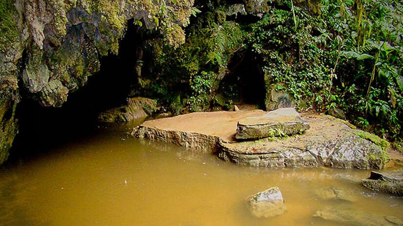 Caverna da Água Suja, com salões e um rio com cachoeira, e a que dá nome ao núcleo, com imensa variedade de espeleotemas - (Divulgação/Turismo Governo de SP)