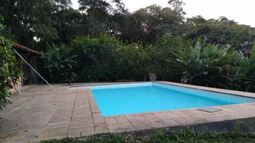 Além disso, o imóvel contempla uma piscina e uma varanda.

/Foto: Divulgação