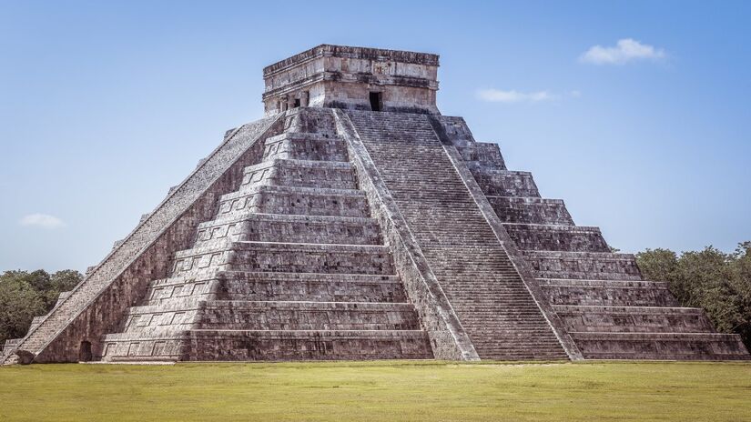 Um mergulho no coração da civilização maia. Localizada na Península de Yucatán, Chichén Itzá é um sítio arqueológico fascinante, conhecido pela Pirâmide de Kukulcán. Foto: Freepik