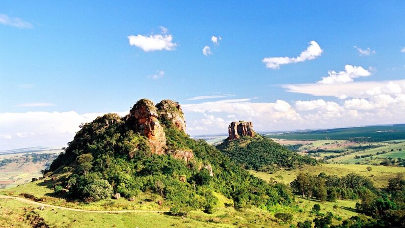 O Morro do Cuscuzeiro, com sua formação rochosa peculiar, é o destino perfeito para quem gosta de trilhas e escaladas desafiadoras. Já o Morro do Camelo, com sua silhueta que lembra um camelo deitado, oferece vistas espetaculares da paisagem local, sendo ideal para quem deseja contemplar o pôr do sol. Foto: Divulgação/Facebook