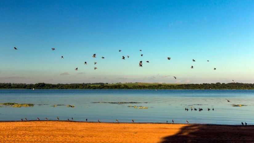 A Prainha Municipal da cidade de Itapura é ideal para um dia de descanso, com estrutura de banheiros, quiosques, churrasqueiras e lanchonetes. Foto: Divulgação/Governo de São Paulo