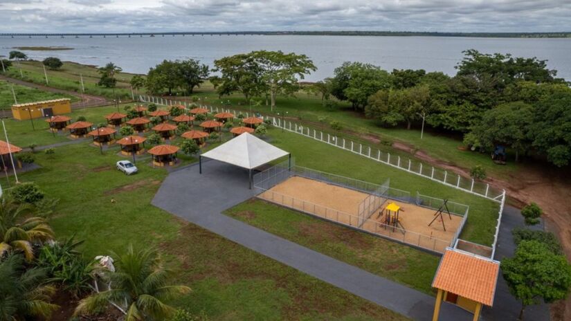 À beira do encontro dos rios Paranaíba e Rio Grande, a Prainha Municipal do Coti é perfeita para lazer ao ar livre, com quiosques, playgrounds e áreas sombreadas. Foto: Divulgação/Governo de São Paulo