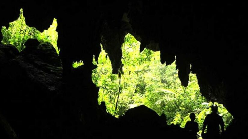 Com nome assustador, o local pode amedrontar alguns turistas, principalmente pela formação rochosa parecida com um crânio. Quando iluminado, uma luz vermelha reflete nos olhos do 'crânio' - (Divulgação/Governo do Estado)