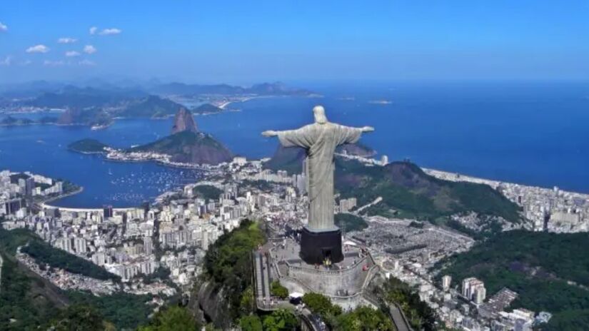 Construída entre 1926 e 1931, a estátua de 30 metros de altura no topo do Morro do Corcovado é um símbolo de fé, acolhimento e beleza. Foto: Wikimedia Commons