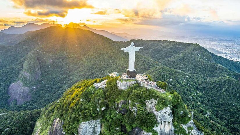 Localizado a 709 metros acima do nível do mar, o monumento do Cristo Redentor permite visualizar boa parte da cidade do Rio de Janeiro - Foto: 4FLY RJ por Pexel