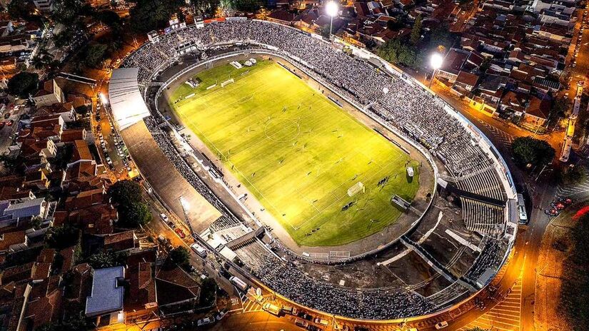 Um dos destaques da cidade de Campinas são os estádios e a paixão pelo futebol. O município abriga dois clubes famosos como o Guarani e a Ponte Preta, formando assim um dos maiores clássicos do interior de São Paulo. Nessa foto, está o estádio Moisés Lucarelli, sede da Associação Atlética Ponte Preta. Foto: Léo Yasuda/Dronely/Especial PontePress