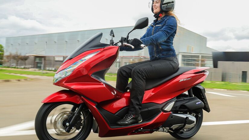 A boa ergonomia caracteriza as PCX desde seu lançamento, favorecendo aos motociclistas de estaturas variadas

/Foto: Divulgação