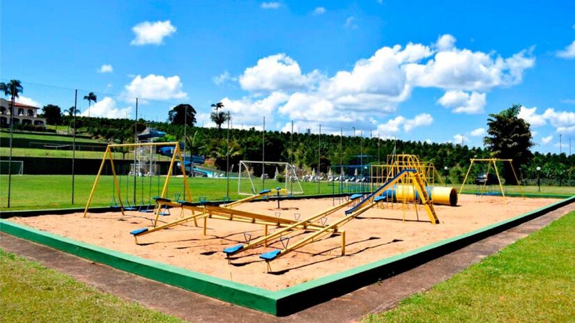 Playground e campo de futebol society. Foto: Divulgação/ Visite Serra Negra