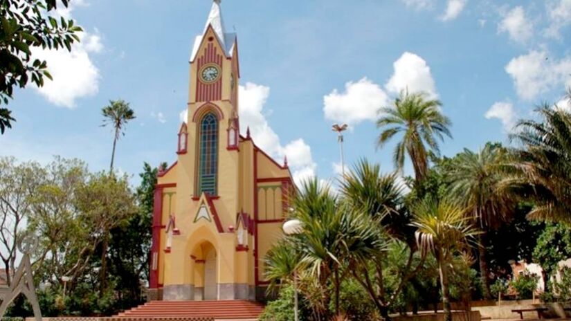 Atração religiosa - O turismo religioso também está presente nesta cidade, assim como é em boa parte da região do interior de São Paulo. O destaque fica com a Igreja Matriz São José, bem no centro da praça principal e que lhe dá nome. A construção local tem linhas góticas que são valorizadas por ricos altares e vitrais doados pelas famílias de Barra Bonita - (Divulgação/PMBB)