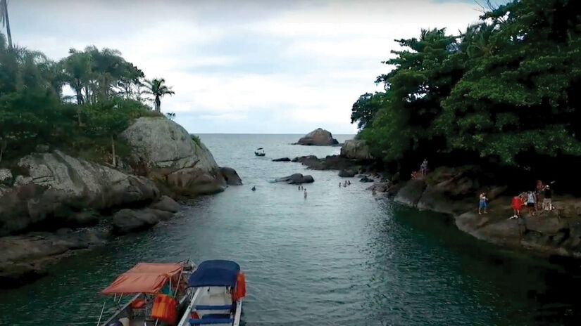 A ilha do Guaraú só pode ser acessada de barco. As embarcações saem da praia de Guaraú - Foto: Reprodução YouTube