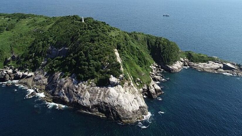 O litoral paulista abriga uma das ilhas considerada um dos lugares mais perigosos do mundo: a Ilha da Queimada Grande. O local é repleto de serpentes E possui a segunda maior concentração da espécie em todo o planeta. A visitação é proibida - (Wikimedia Commons)