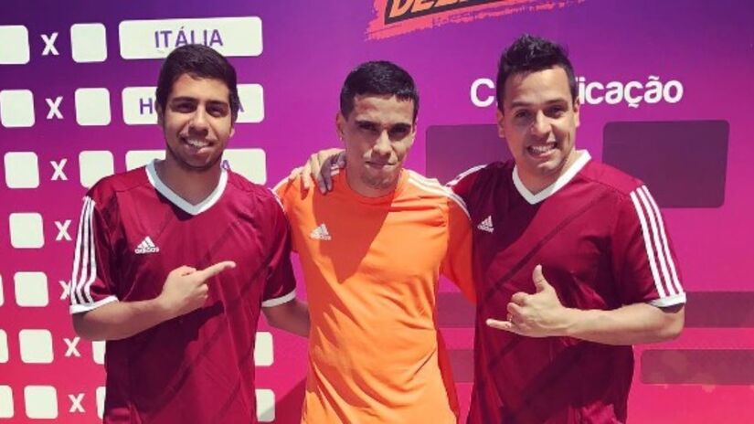 Lucaneta, Wendell Lira e Diego Freestyle em foto no stand da Supercopa Desimpedidos 2017

/Reprodução/Redes sociais