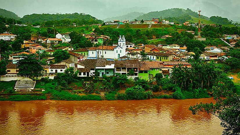 Vista panorâmica da cidade pelo mirante localizado no alto da margem direita do rio Ribeira de Iguape - (Divulgação/Turismo Governo de SP)