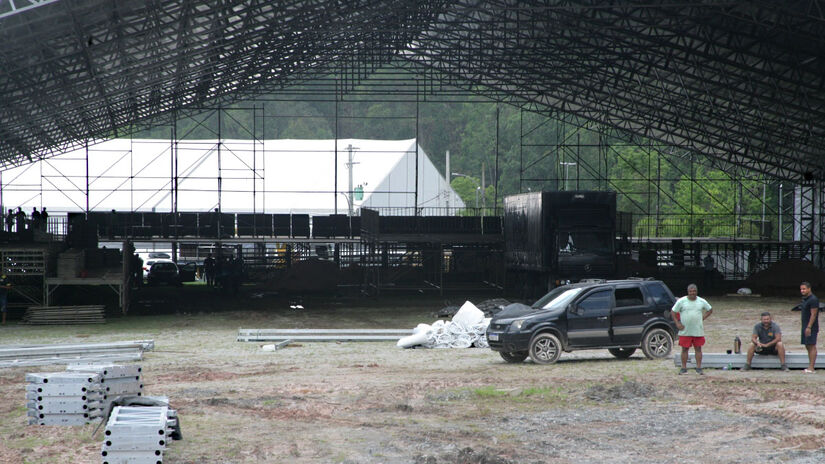 Montagem da estrutura do evento na manhã desta terça-feira (5/11); edição deste ano começa nesta quinta-feira (7/11) e vai até o domingo (10/11), no Parque Rizzo, em Embu das Artes. Fotos: Thiago Neme/Gazeta de S.Paulo