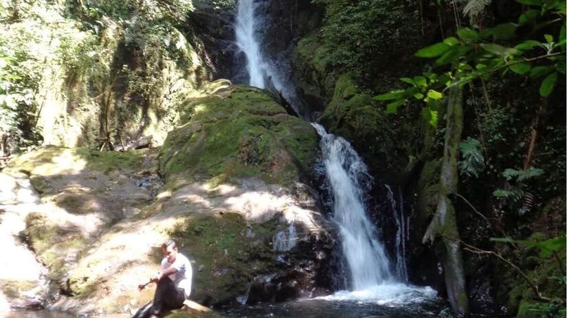 1. Cachoeira do Muriqui  São Miguel Arcanjo - A cachoeira tem 25 metros de altura, com um poço que rende um banho refrescante. Fica a 200 quilômetros da Capital, cerca de três horas de carro. Localizada dentro do Parque Estadual Carlos Botelho, a Cachoeira do Muriqui só fica aberta das 9h às 12h. A entrada custa R$ 19 (inteira) R$ 9,50 (meia-entrada) - (Divulgação/Parque Estadual Carlos Botelho)