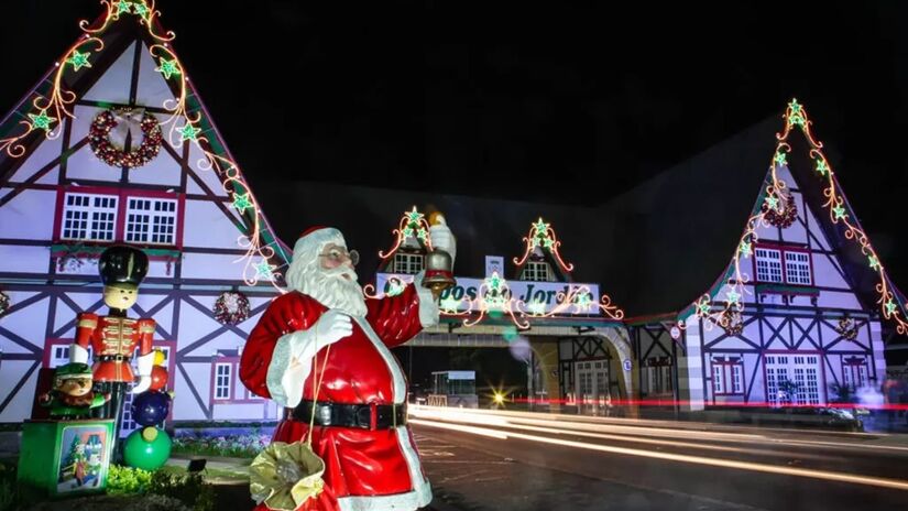 2. Campos de Jordão - A cidade é a grande "queridinha" dos turistas para o inverno e também se prepara para receber visitas durante o Natal. Localizada a 2h30 da Capital, se transforma em um "Natal dos Sonhos", com luzes, decorações temáticas e atrações especiais - (Reprodução)