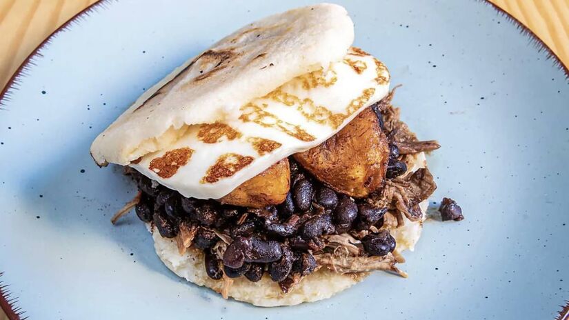 Um dos destaques gastronômicos do festival são as 'Arepas Colombianas', um tipo de pão plano feito de massa de milho pré-cozida, podem ser servidas simples ou com recheio. Foto: Divulgação 