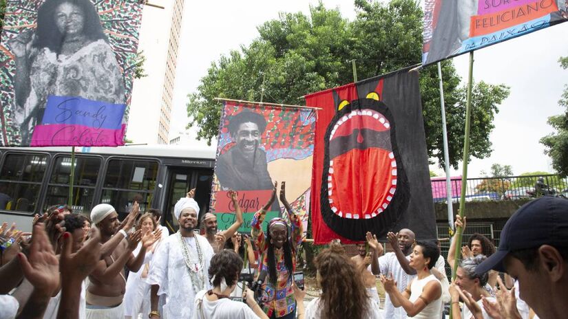 Como todos os espetáculos da companhia, 'BORI' é marcado por provocações de interação com o público. Durante a encenação, os espectadores são convidados a participar e a se envolver com a dramaturgia. Foto: Guto Muniz/Divulgação 