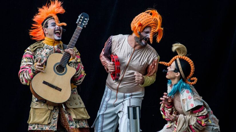 Publicado pela primeira vez em 1984, o livro em quadrinhos que inspirou a montagem teatral tem como protagonistas diversos parasitas (endos, ectos e etc), que se encontram no processo de colonização de uma vaca. Foto: Cacá Diniz/Divulgação 