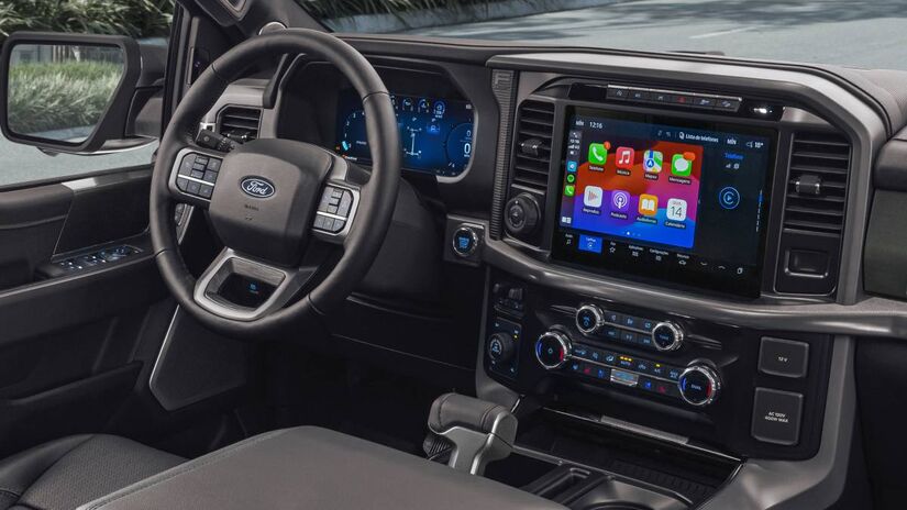 O interior da nova 'F-150' ganhou novos acabamentos e um head-up display para projetar informações para o motorista no para-brisa  que, de acordo com a Ford, tem a melhor definição de imagem da categoria. Foto: Divulgação 
