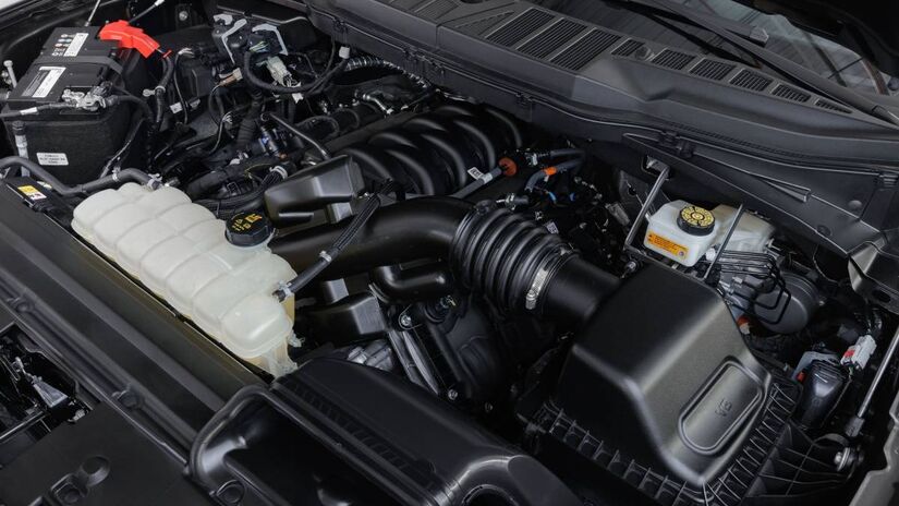 Não houve mudanças no 'powertrain'  que é o mesmo do cupê 'Mustang'. O motor 'Coyote 5,0 litros V8' a gasolina, com 405 cavalos e torque de 56,7 kgfm, é sempre associado a uma transmissão automática de 10 marchas com opção de trocas manuais. Segundo a Ford, a F-150 acelera de zero a 100 km/h em 7,1 segundos. Foto: Divulgação 