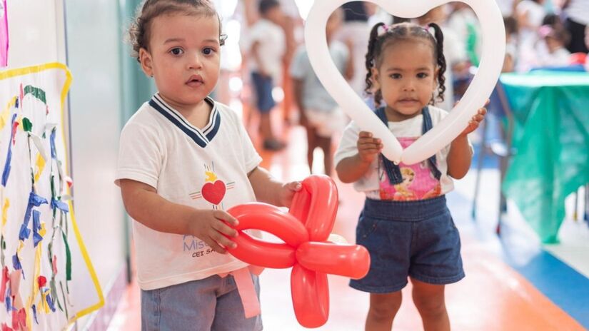 A entrega das sacolinhas é realizada anualmente em duas instituições, levando esperança e alegria para as crianças atendidas. Foto: Divulgação