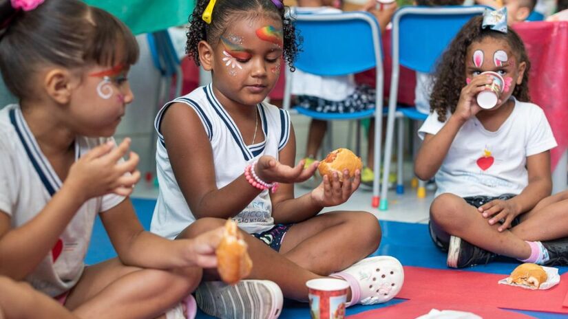 A comunidade e os doadores fazem parte fundamental da ação, com muitos apadrinhando crianças e doando presentes e itens essenciais. Foto: Divulgação