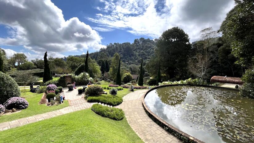 O Parque Amantikir surgiu em 2007 e tem conquistado mais visitantes a cada ano que passa. A ideia da criação do parque veio do engenheiro agrônomo e paisagista Walter Vasconcellos, que viajou ao mundo e conheceu paisagens que desejava que existissem também em sua cidade natal (Campos do Jordão) - (Marina Morais/Google Reviews)