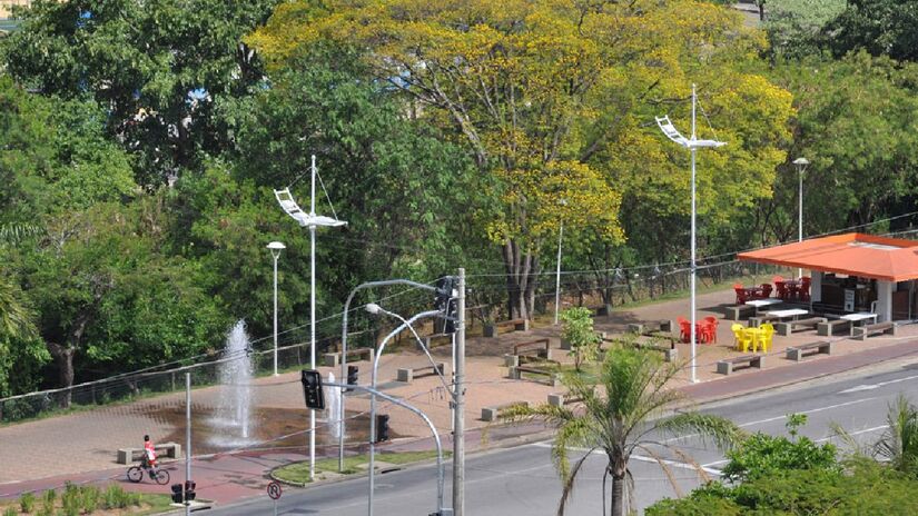 1. Amparo - O Parque Linear "Águas do Camanducaia" é um parque público que fica às margens do rio Camanducaia, na cidade de Amparo. Seu tamanho é de 3.100 metros de extensão, e conta com: jardins, ciclovia, pista de skate e bike, quadra de areia, fonte luminosa com água tratada (podendo ser usada para tomar banho), entre outras coisas - (Encanto Home/Google Reviews)