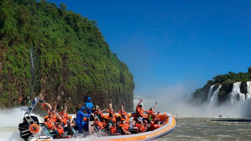 O passeio sobe a correnteza do rio e oferece um novo ângulo das Cataratas do Iguaçu, chegando bem perto das quedas. A força das águas garante um banho completo e muitas emoções. Foto: Divulgação