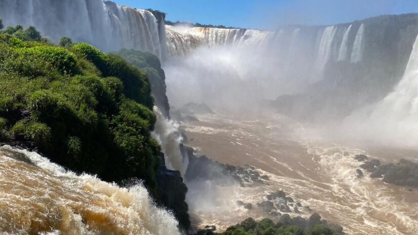 Formadas pelo rio Iguaçu, cujo nome em tupi-guarani significa "água grande", essas quedas impressionantes estão entre as 7 Maravilhas Mundiais da Natureza. Foto: Daniel Villaça / Gazeta de S.Paulo