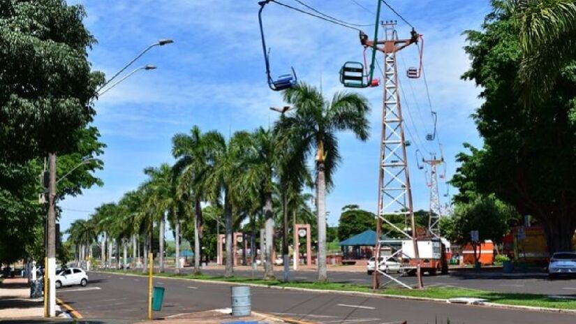 Parque municipal - Um local muito querido pelos barra-bonitenses é o Parque Turístico Municipal Dr. Waldemar Lopes Ferraz, conhecido também como "Praça do Teleférico" que foi inaugurado em novembro de 1982. Possui uma pista de kart de 750 metros de extensão, um lago artificial com passeios de pedalinho e por cima passa o teleférico - (Divulgação/PMBB)