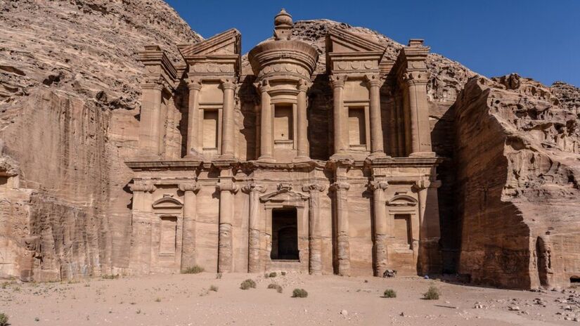 Esculpida nas montanhas avermelhadas da Jordânia, Petra é um verdadeiro tesouro arqueológico. Fundada por volta de 312 a.C., foi um importante centro comercial na Rota da Seda. Foto: Freepik 