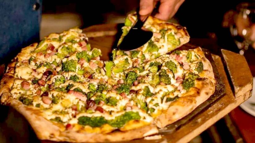 Um dos pontos mais fortes da cidade de Caconde é o setor da gastronomia, considerada uma atração à parte. A pizza da região é reconhecida como uma das melhores do País, tendo vencido o prêmio de Melhor do Brasil em 2008 e em 2024 (este segundo com a chamada "Pizza na Roça") - (Reprodução/Instagram Pizza na Roça)
