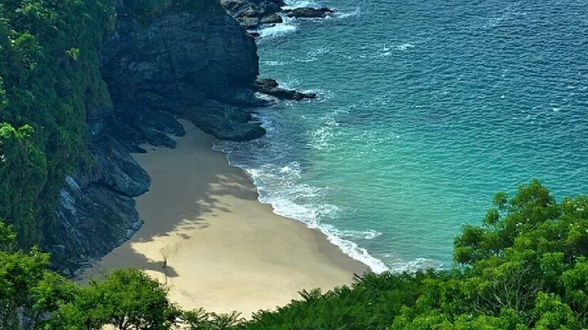 Como o nome já diz, na Praia Brava as ondas são fortes, atraindo principalmente os surfistas. Além da orla com vegetação da Mata Atlântica, existe também uma cachoeira, com queda de mais de dois metros, em que é possível tomar banho em águas cristalinas - (Divulgação)