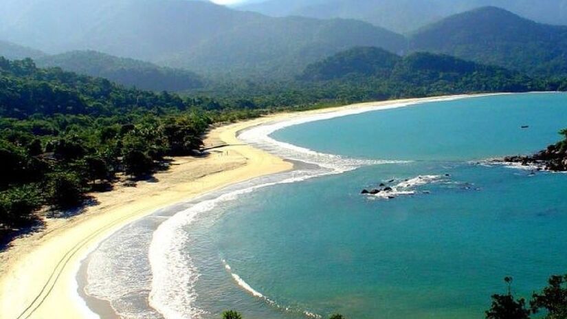 Cruzando Ilhabela, do oeste para o leste, chega-se a baía de Castelhanos. São cerca de 20 km de uma estrada de terra mal conservada. Só veículos 4×4, motos ou bicicletas são permitidos. Para os mais corajosos, é possível fazer a trilha a pé. Também é possível chegar de barco - (Divulgação)