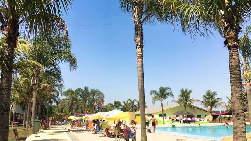 Em pleno interior de São Paulo, o Castelo Park Aquático tem sua própria praia, uma piscina de água salgada e climatizada a cerca de 30&ordm;C, simulando a água natural do mar - (Divulgação)