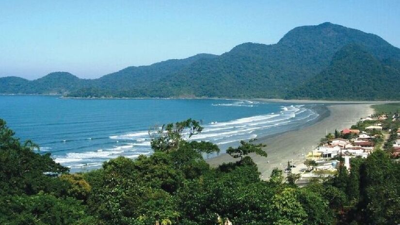 A praia do Arpoador em Peruíbe só pode ser acessada por trilhas guiadas ou por barco. A praia é praticamente deserta em boa parte do ano, podendo ser visitada para passar o dia - (Divulgação)