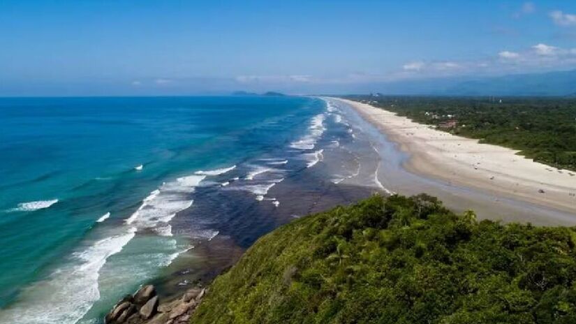 A Praia de Guaratuba fica dentro do Condomínio Costa do Sol, na altura do km 198,5 da Rodovia Rio- Santos. Apesar de estar em um local privado, ela é uma praia pública, portanto, qualquer um pode solicitar o acesso à praia - (Divulgação)