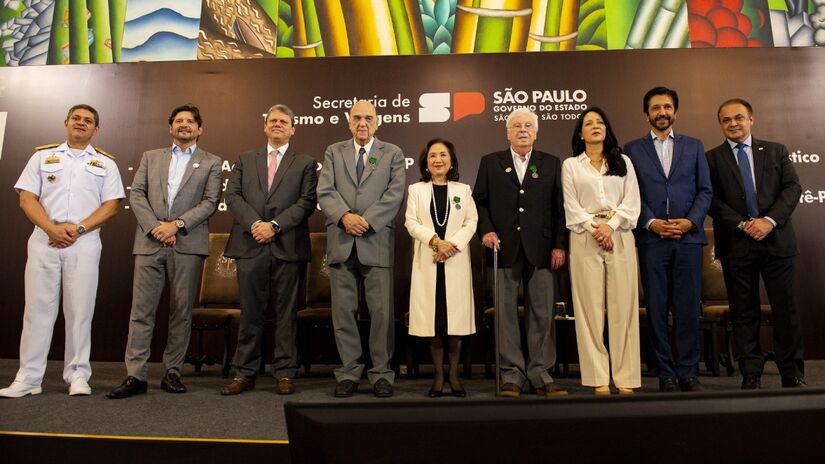 Cerimônia homenageou Chieko Aoki, presidente da rede Blue Tree Hotels, e Jarbas Favoretto, da Associação dos Municípios Turísticos, que receberam a Medalha do Mérito Turístico por suas contribuições ao turismo no Brasil. Foto: Divulgação/Governo de SP