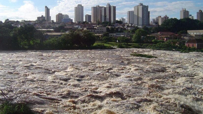 O rio, que corta o município, é um dos principais símbolos da cidade e um elemento central em sua vida cotidiana, além de ser um dos maiores atrativos turísticos locais. Foto: Wikimedia Commons