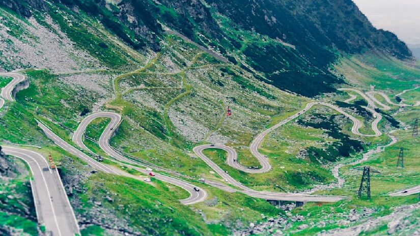 2. Romênia - Passeios por cidades medievais, castelos e natureza, e tudo isso sem machucar o bolso? Tudo isso é possível ao conhecer a Romênia. As montanhas dos Cárpatos ganham destaque. Além disso, na capital Bucareste, há hotéis três estrelas com notas acima de oito por menos de R$ 300 a diária para um casal. E com menos de R$ 40 também dá para fazer uma boa refeição - (Dariusz Grosa/Pexels)