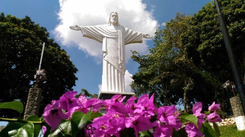 Além das compras, há muitas opções para atividades ao ar livre, incluindo trilhas para mountain bike, passeios de teleférico ao Cristo Redentor, mirantes e rotas de ecoturismo, que proporcionam belas vistas e momentos de relaxamento junto à natureza. Foto: Divulgação/Prefeitura de Serra Negra