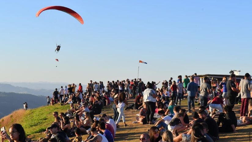 A cidade, com altitude de 927 metros e picos que ultrapassam os 1.300 metros, oferece um clima ameno e paisagens deslumbrantes, sendo procurada tanto para passeios em família quanto para aqueles que buscam descanso e aventura. Foto: Divulgação/Prefeitura de Serra Negra