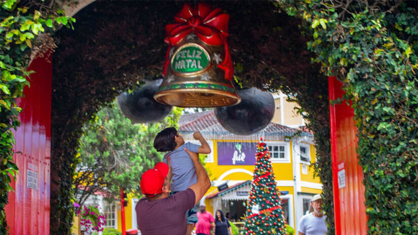 As crianças ficam encantadas com a decoração natalina do bairro - Foto: Divulgação Prefeitura de Itatiaia