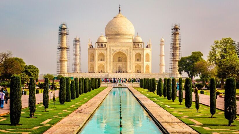 Na cidade de Agra, o Taj Mahal é um símbolo eterno de amor. Construído pelo imperador Shah Jahan em memória de sua esposa, o mausoléu de mármore branco, adornado com pedras preciosas, é um dos monumentos mais deslumbrantes do mundo. Foto: Freepik