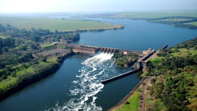 Usina Hidroelétrica de Barra Bonita - É neste ponto que o turista irá fazer a eclusagem, uma grande obra de engenharia hidráulica que fica junto da Usina Hidroelétrica de Barra Bonita. Esta usina foi inaugurada em novembro de 1973 para viabilizar a Hidrovia Tietê-Paraná, sendo a primeira da América do Sul a ser explorada turisticamente e é a atração mais divulgada e conhecida da cidade, atraindo em média 15 mil turistas ao mês - (Divulgação/PMBB)