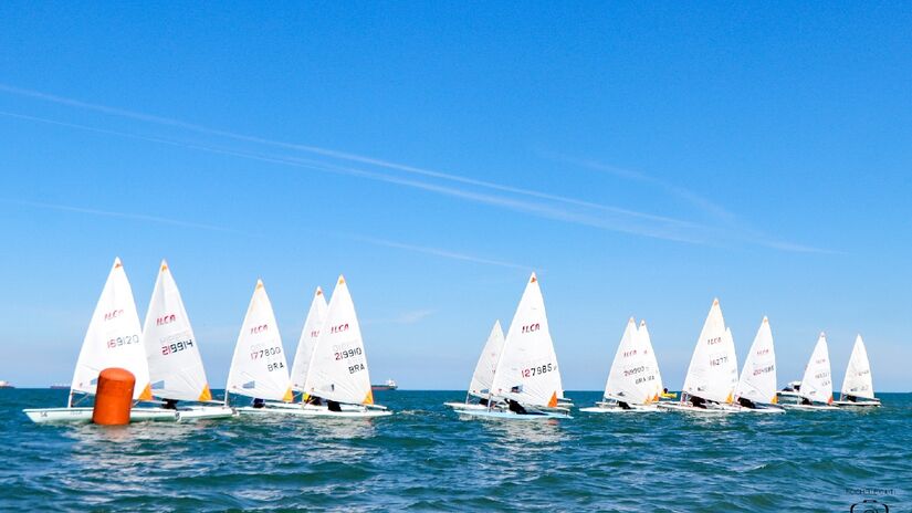 Cerca de 40 embarcações participam do campeonato com os principais velejadores do estado de São Paulo, incluindo equipes de vela do Inter e do Yacht Club de Santos, de São Sebastião e de Ilhabela. Foto: Divulgação