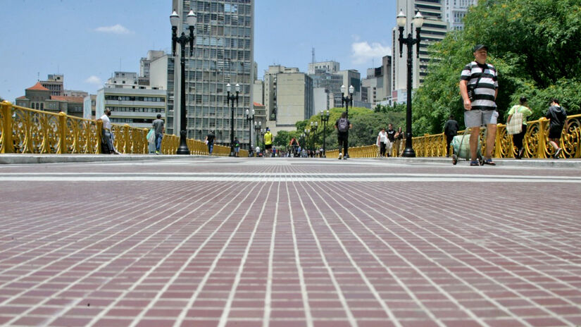 Comerciantes e pedestres elogiaram a reforma do viaduto, na região central da Capital. 