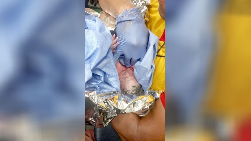 Um dos agentes verificou rapidamente que o bebê estava ainda ligado à mãe pelo cordão umbilical.
Divulgação/Grupamento de Bombeiros Marítimo